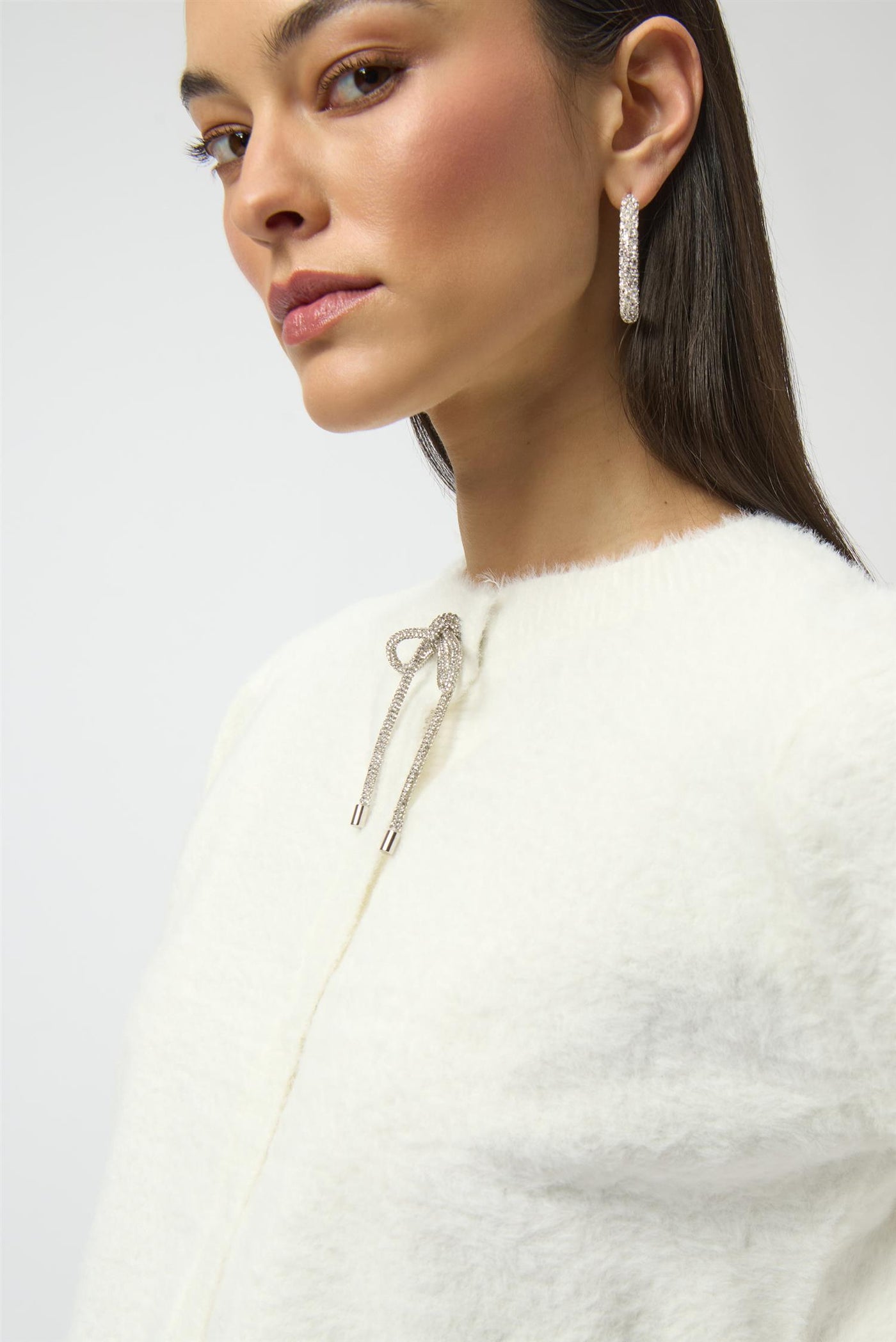 Feather Yarn Cardigan with Rhinestone Bow, Winter White fra Joseph Ribkoff - bilde 2