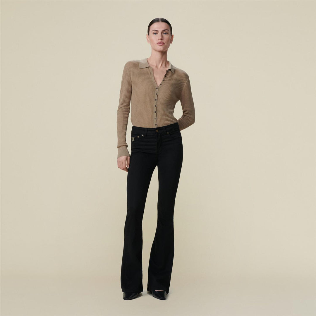 Lois svart bukse jeans - på modell 2