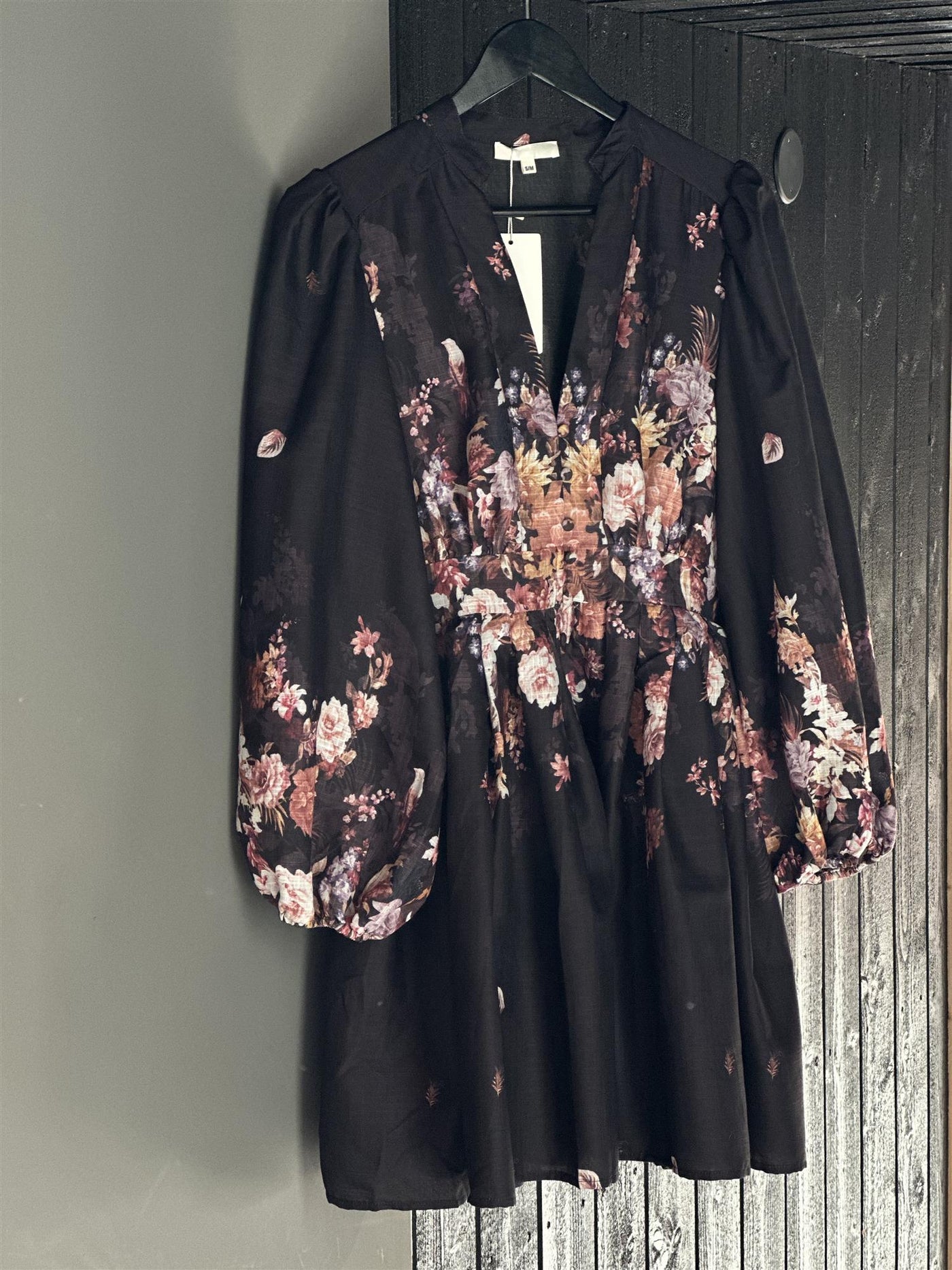 Kort kjole m/blomster, Black fra From Paris With Love - bilde 2