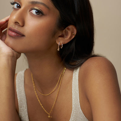 Pavé Starburst Shaker Hoop Earrings fra Orelia - bilde 2