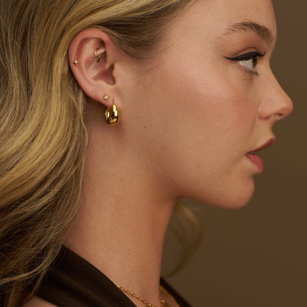 Polished Domed Taper Hoop Earrings fra Orelia - bilde 2