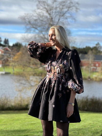 Kort kjole m/blomster, Black fra From Paris With Love hos Tråkk Inn