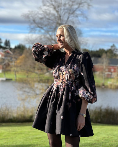 Kort kjole m/blomster, Black