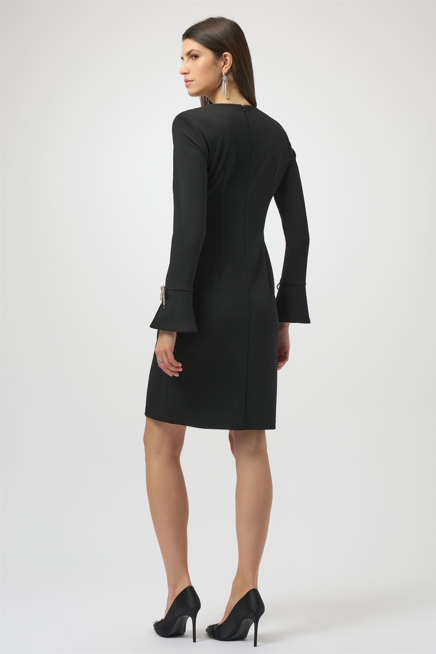 Scuba Crepe Shift Dress With Rhinestone Bows, Black fra Joseph Ribkoff - bilde 7