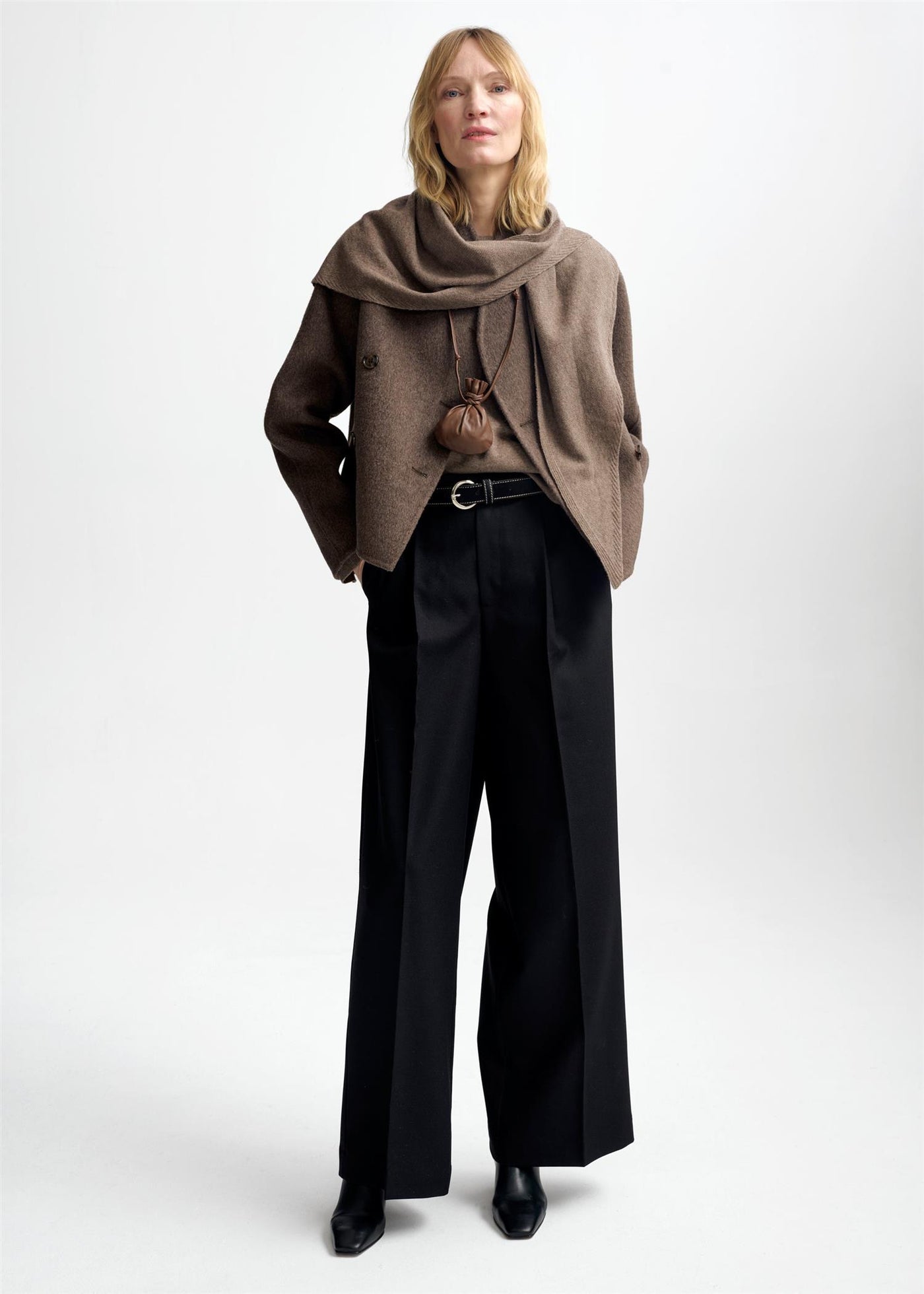 Mira Wool Cash Scarf, Cappucino fra Christian Aks hos Tråkk Inn