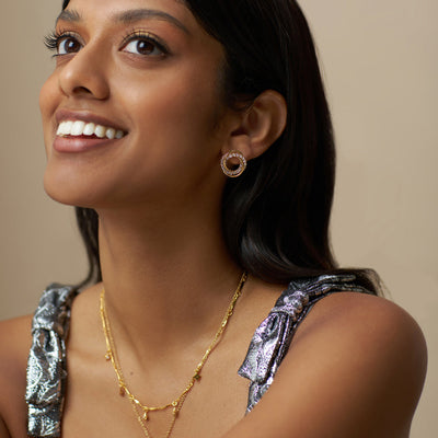 Interlocking Pavé Open Circle Stud Earrings fra Orelia - bilde 2