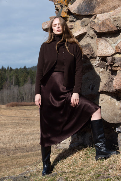 Emerson Satin, Darkest Brown fra Arnie Says hos Tråkk Inn