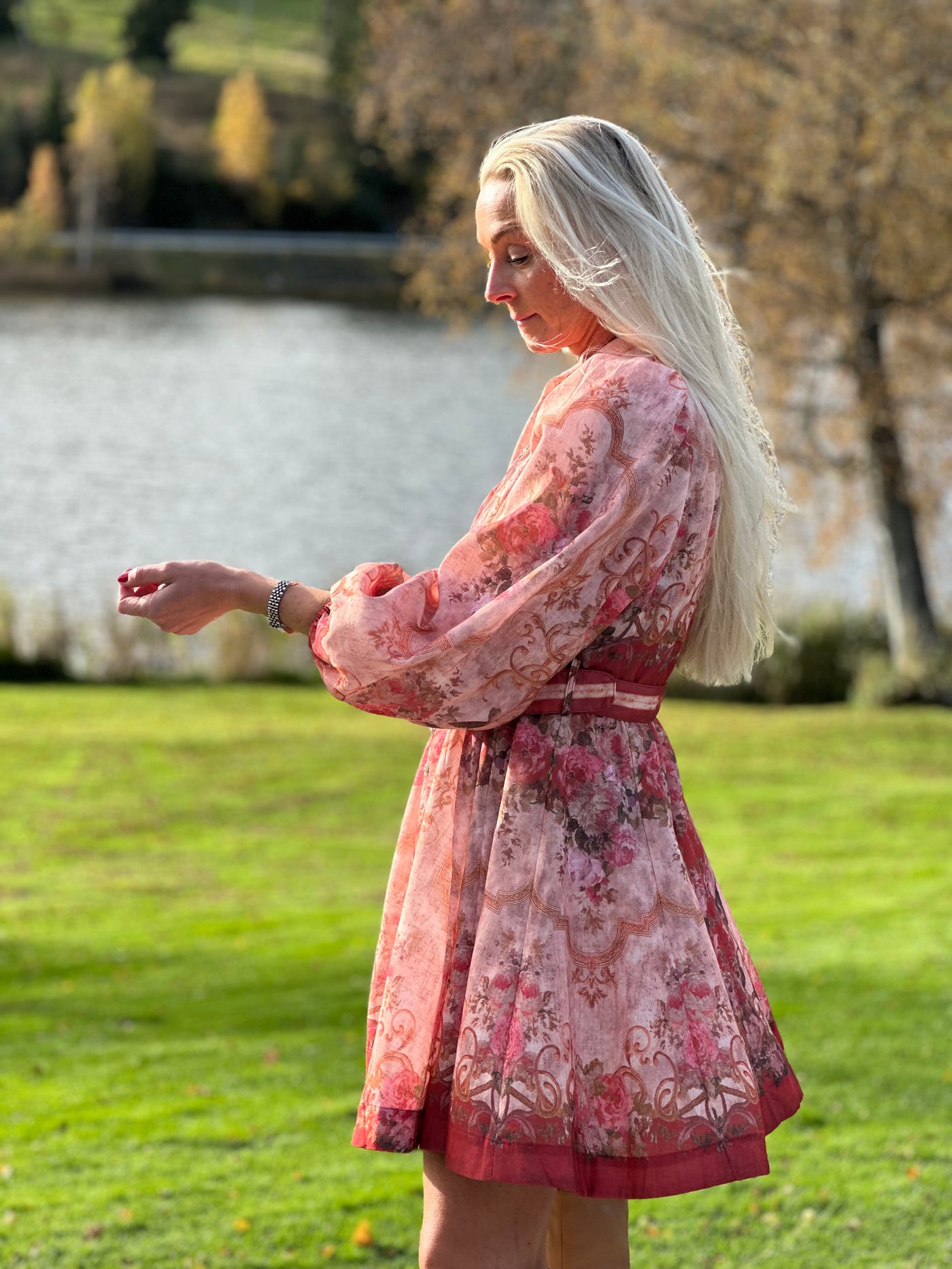 Kort kjole m/blomster, Bordeaux fra From Paris With Love - bilde 2