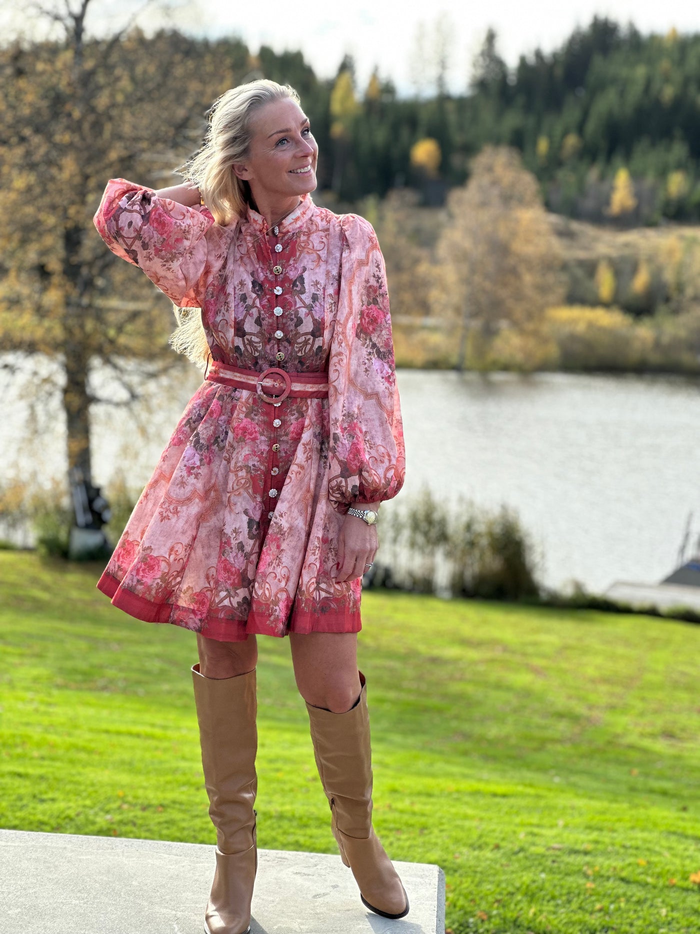 Kort kjole m/blomster, Bordeaux fra From Paris With Love hos Tråkk Inn