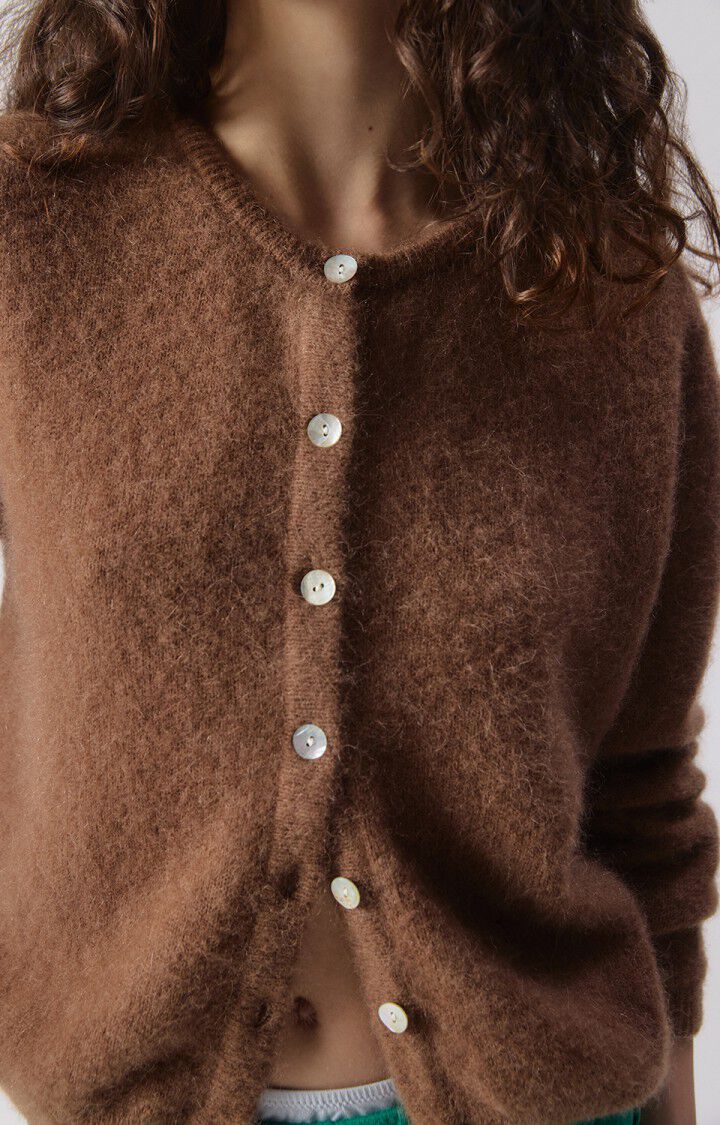 American Vintage brun cardigan - på modell forfra