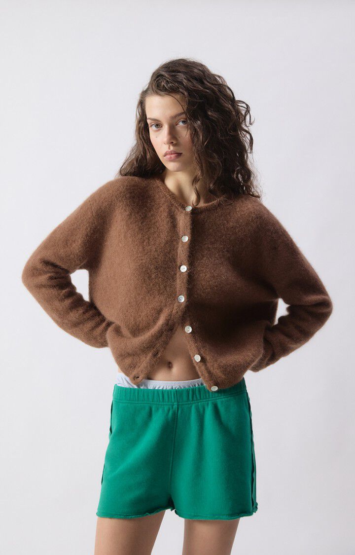 American Vintage brun cardigan - på modell forfra