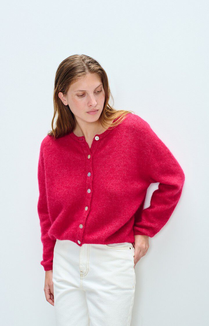 American Vintage magenta cardigan - på modell forfra