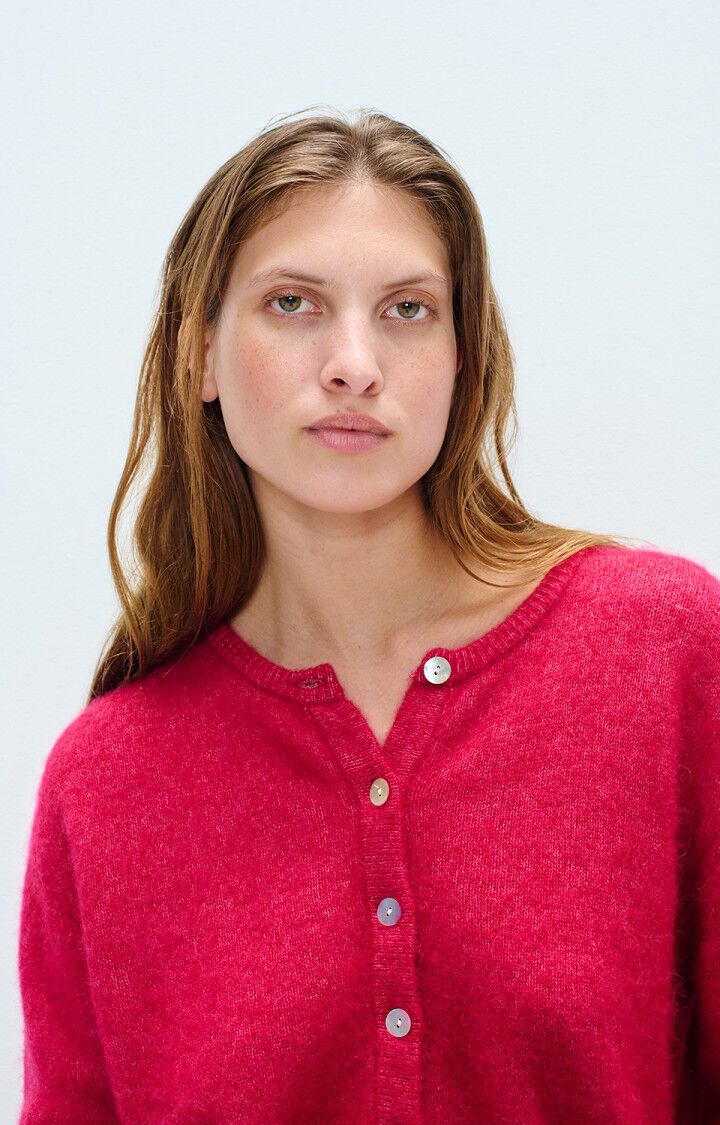 American Vintage magenta cardigan - på modell forfra