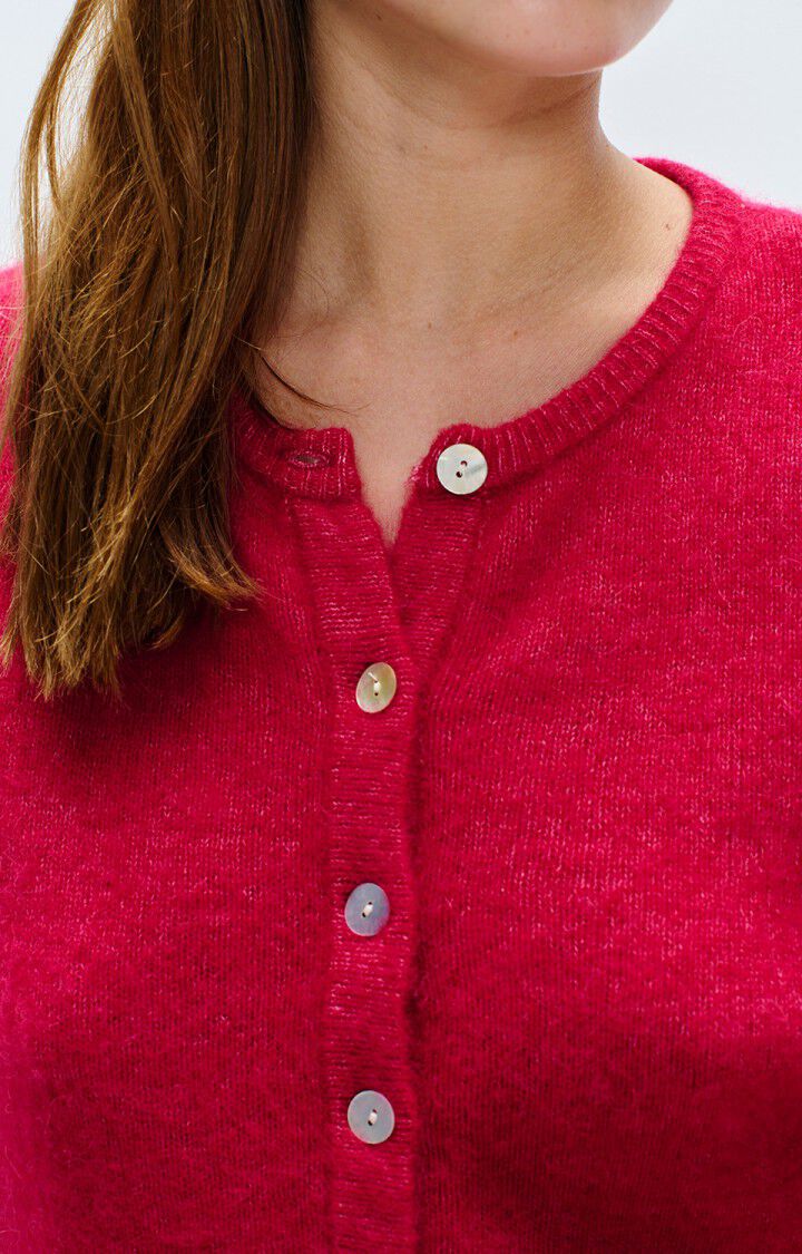 American Vintage magenta cardigan - på modell forfra