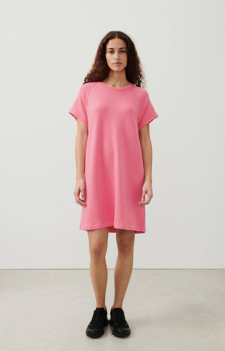 American Vintage rosa kjole - på modell 1