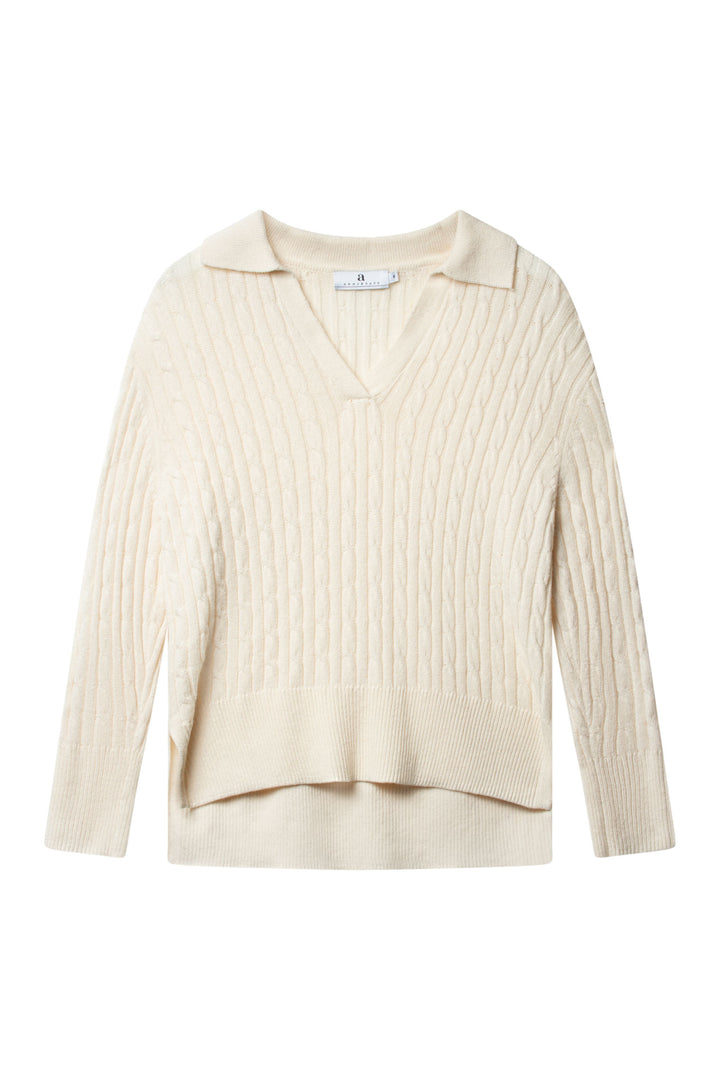Offwhite genser med cable knit-mønster og polokrage, frontsett på hvit bakgrunn