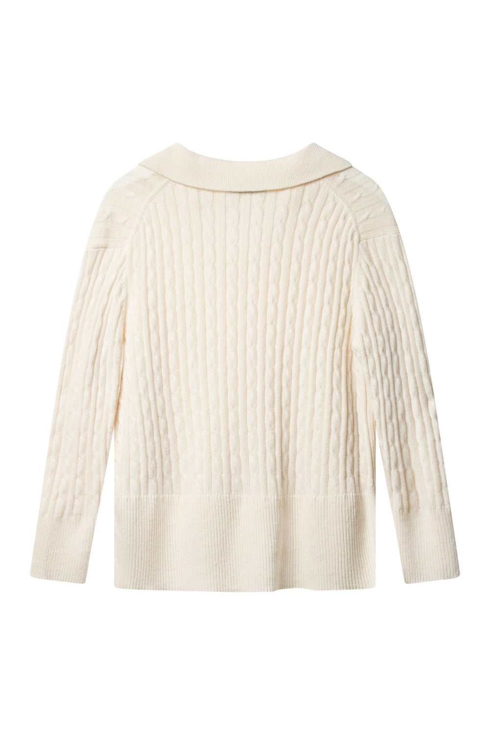 Bakside av offwhite cable knit genser med polokrage og ribbet mansjetter