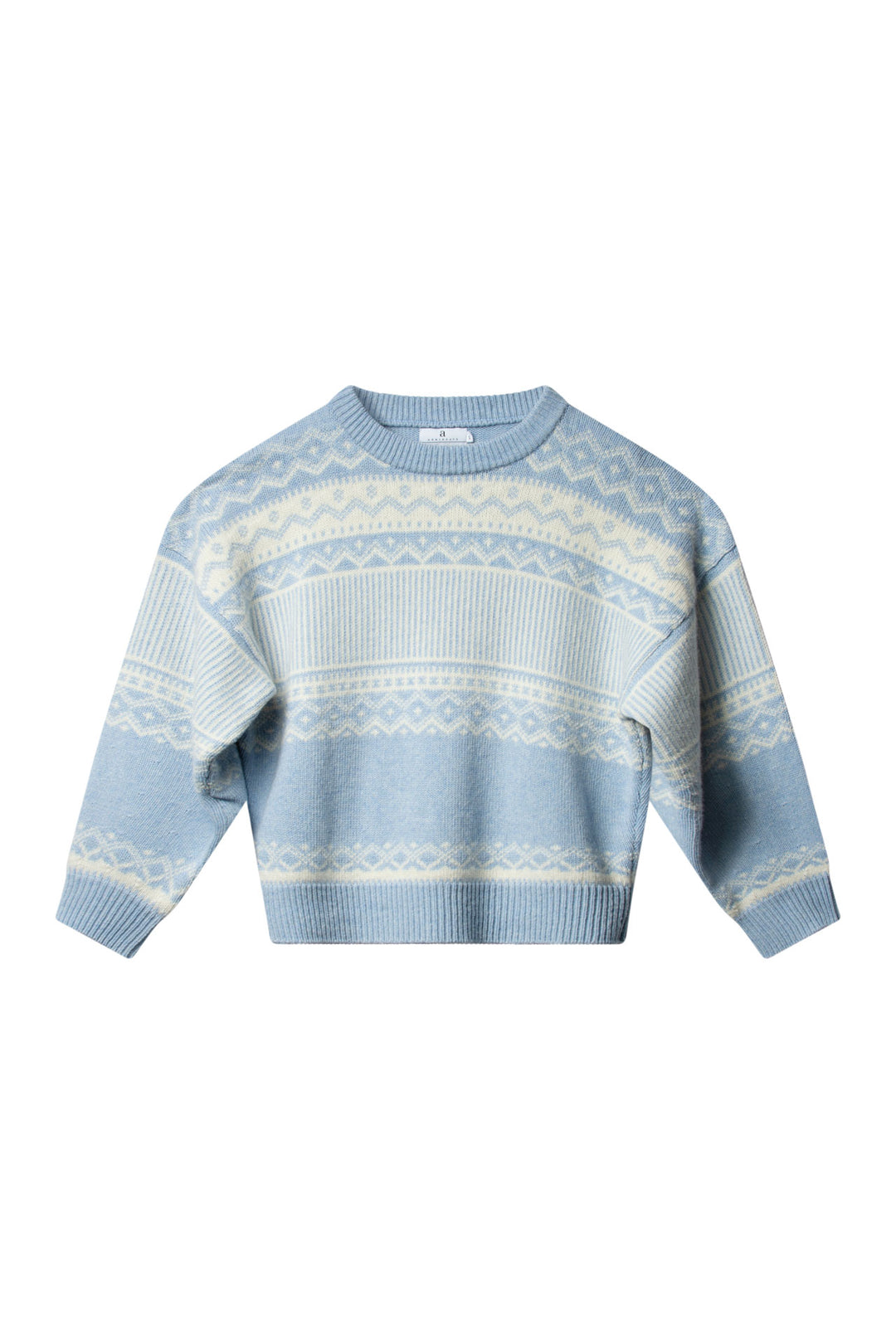 Lyseblå genser med fair isle mønster i offwhite, frontsett flat lay på hvit bakgrunn