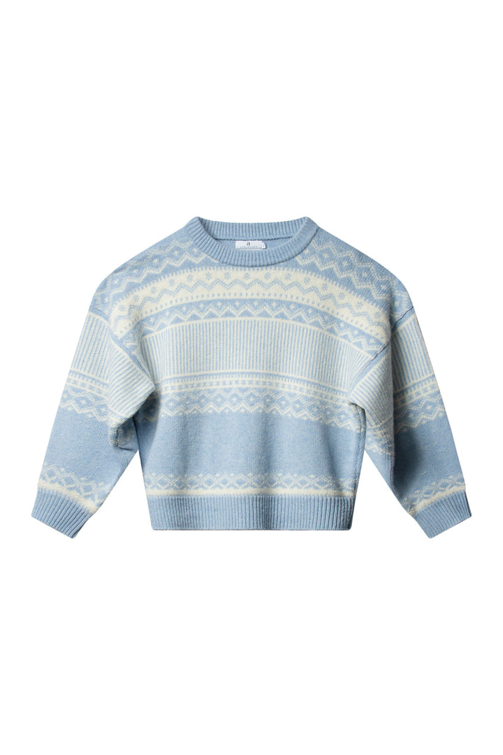 Lyseblå genser med fair isle mønster i offwhite, frontsett flat lay på hvit bakgrunn