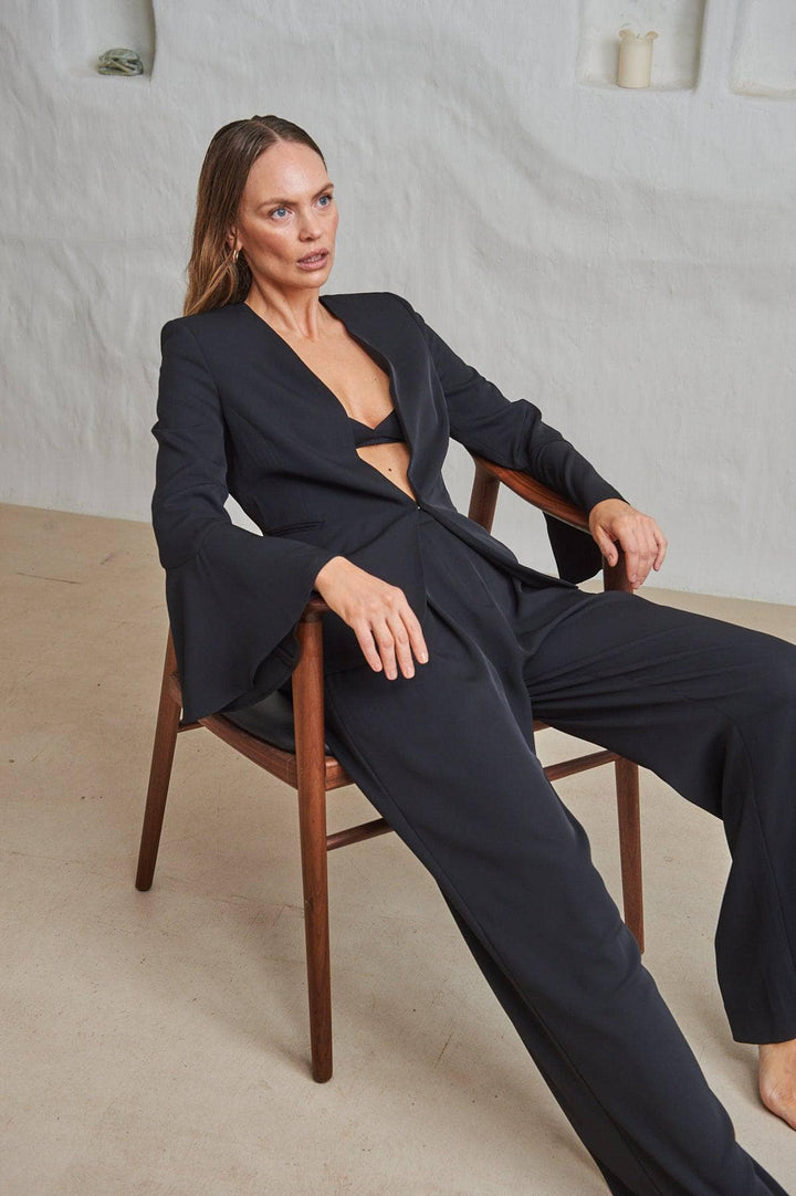 Arnie Says svart jakke blazer - på modell fra siden