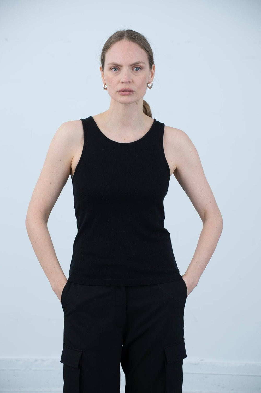 Arnie Says svart overdel singlet - på modell forfra