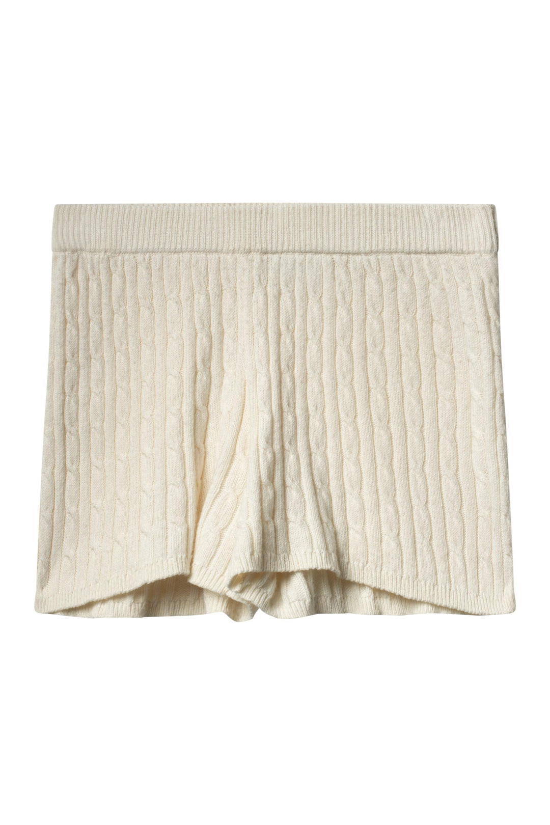 Offwhite kabelstrikkede shorts med bred ribbet linning, frontsett flat lay på hvit bakgrunn
