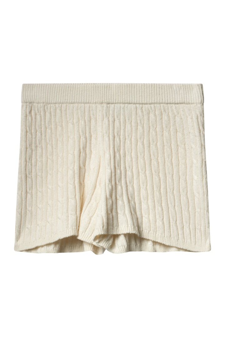 Offwhite kabelstrikkede shorts med bred ribbet linning, frontsett flat lay på hvit bakgrunn