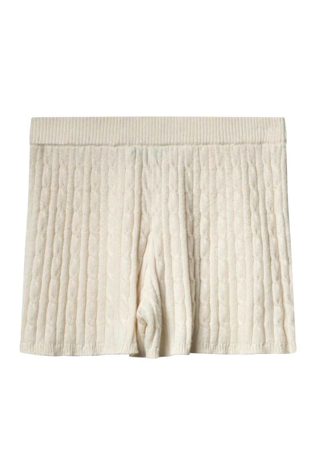 Offwhite kabelstrikkede shorts med bred ribbet linning, frontsett flat lay på hvit bakgrunn