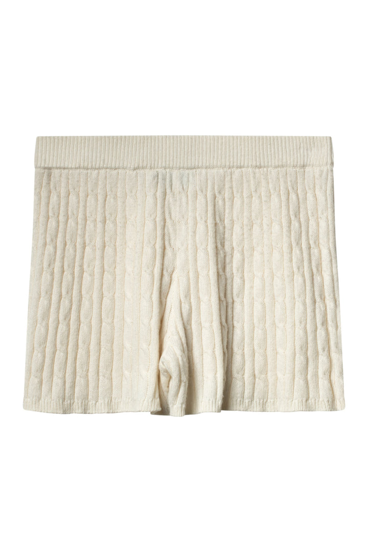 Offwhite kabelstrikkede shorts med bred ribbet linning, frontsett flat lay på hvit bakgrunn