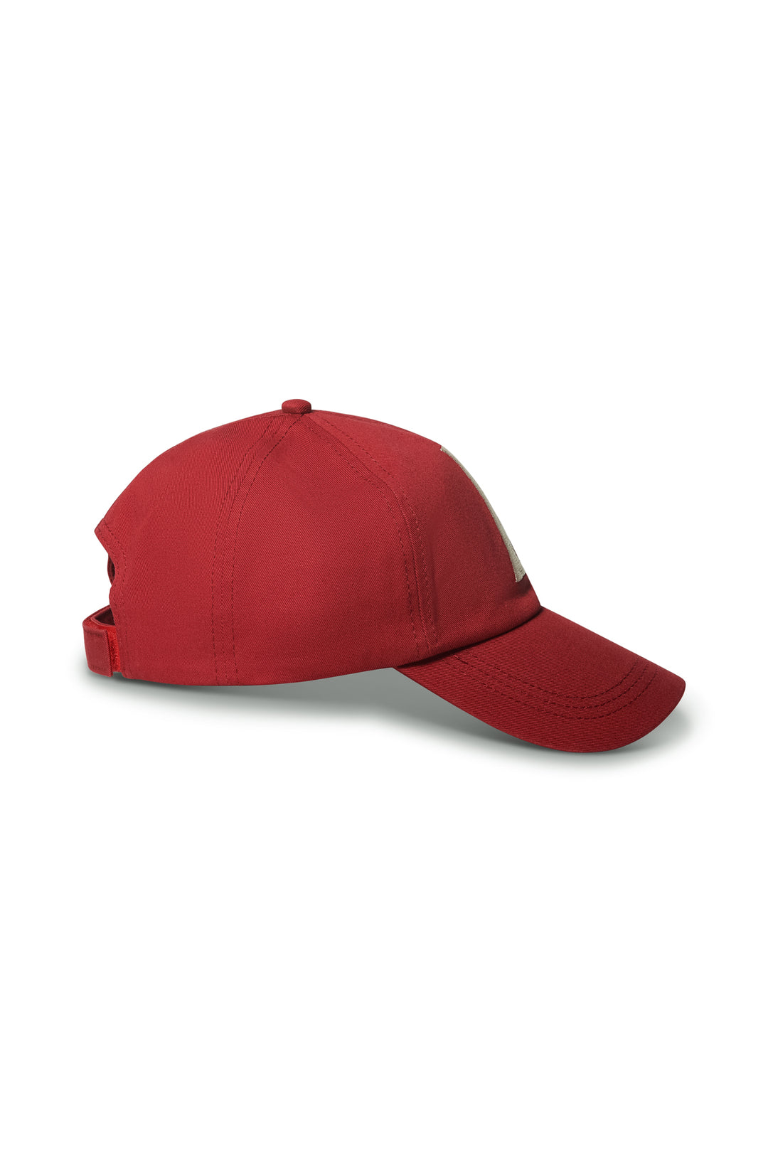 Berry rød caps med hvit brodert logo, sidevinkel som viser justerbar stropp og strukturert profil