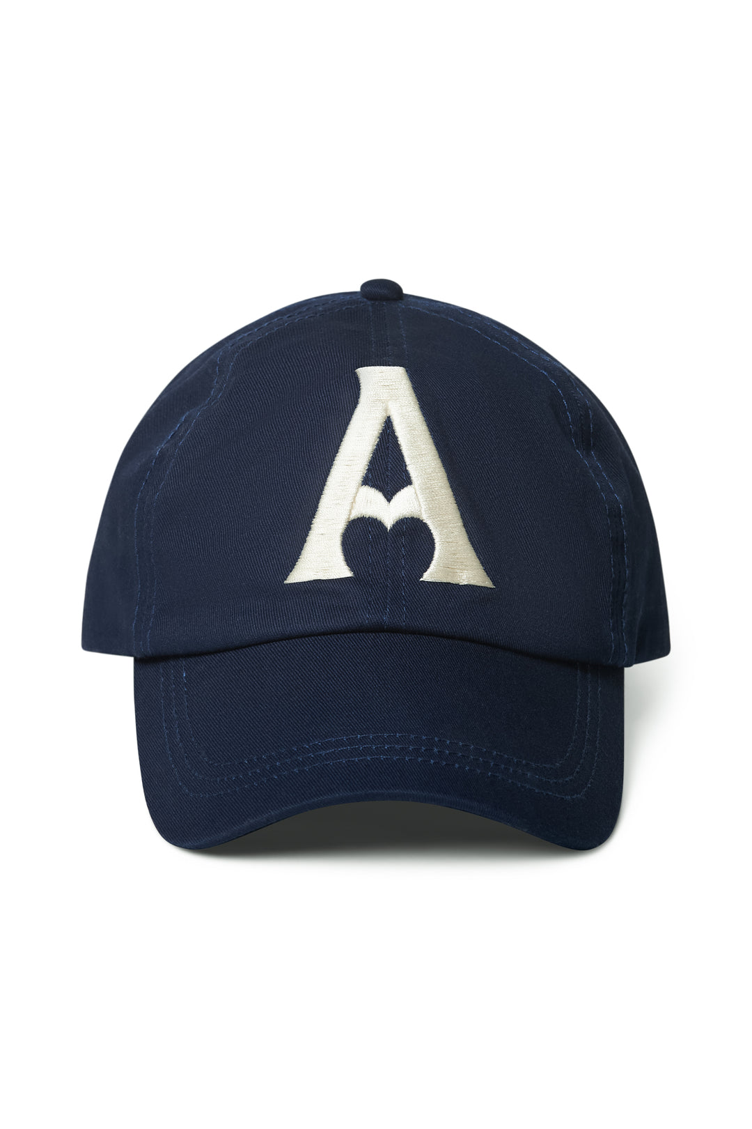 Marineblå caps med brodert hvit A-hjerte logo, frontsett på hvit bakgrunn