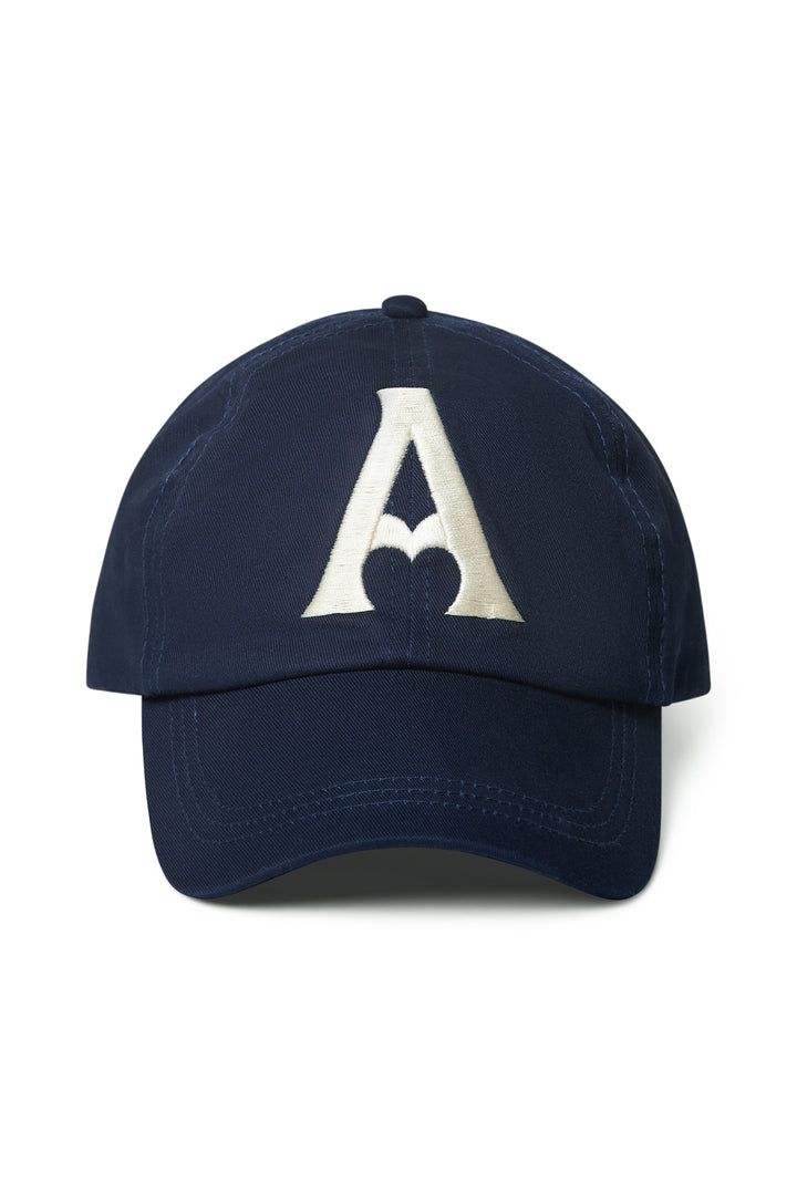 Marineblå caps med brodert hvit A-hjerte logo, frontsett på hvit bakgrunn