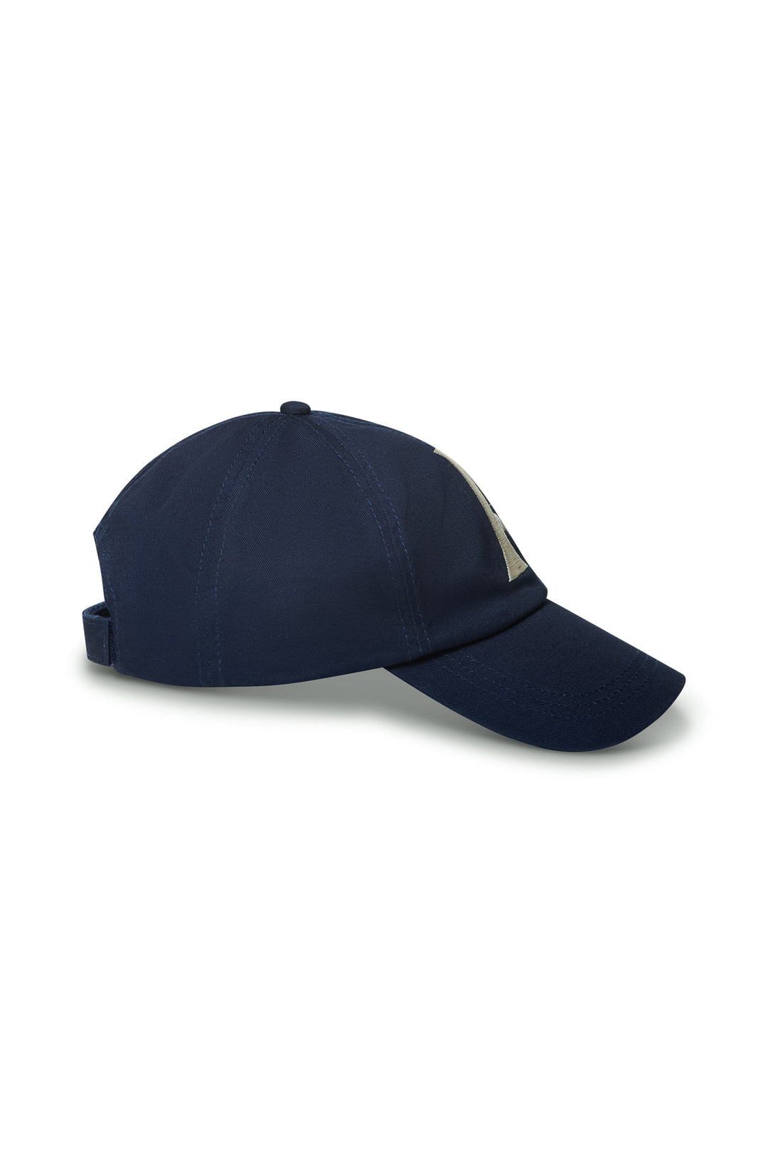 Marineblå caps med hvit brodert logo, sidevinkel som viser justerbar stropp og strukturert profil