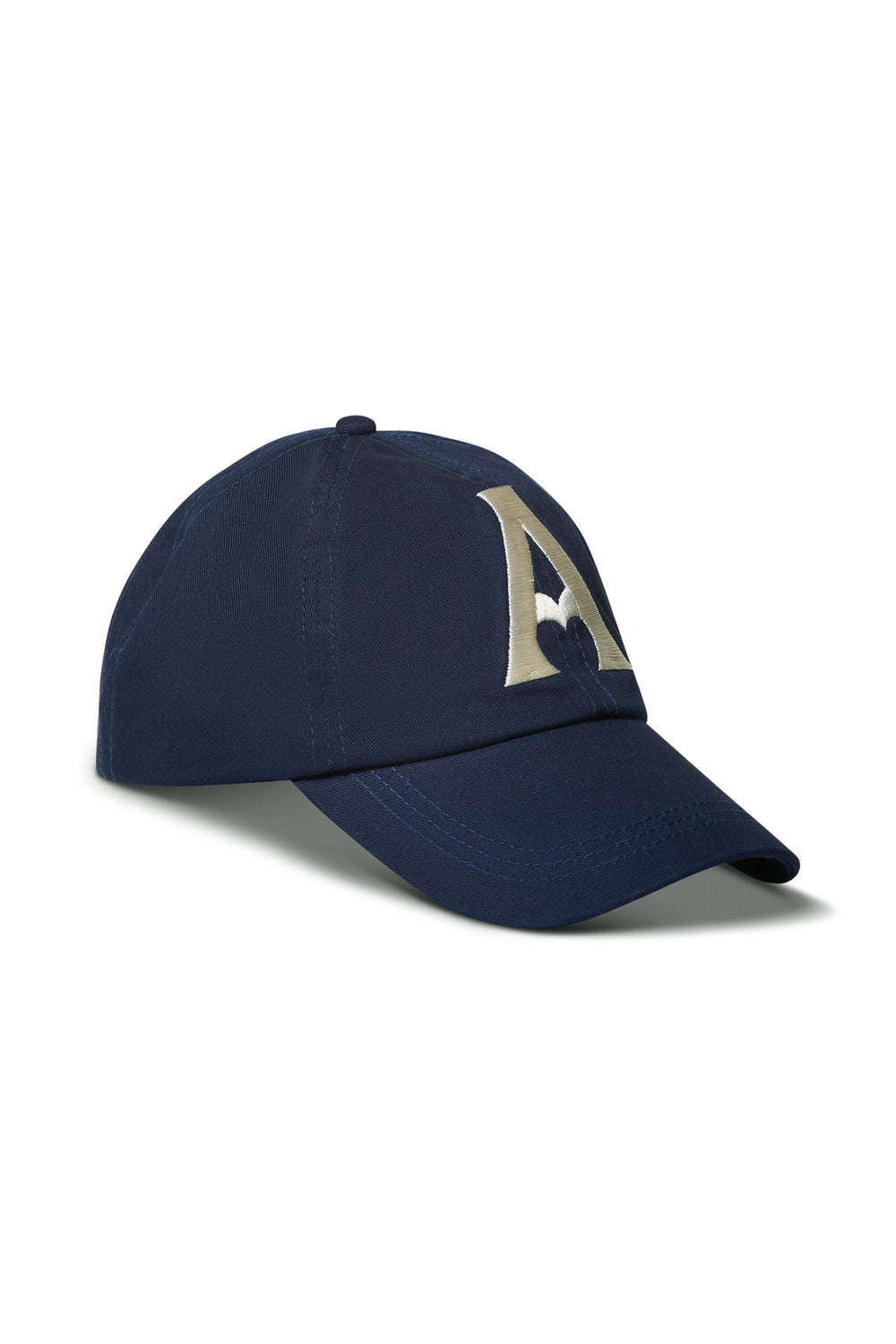 Marineblå caps med brodert hvit 'A' logo og hjertedetalj, sidevinkel på hvit bakgrunn
