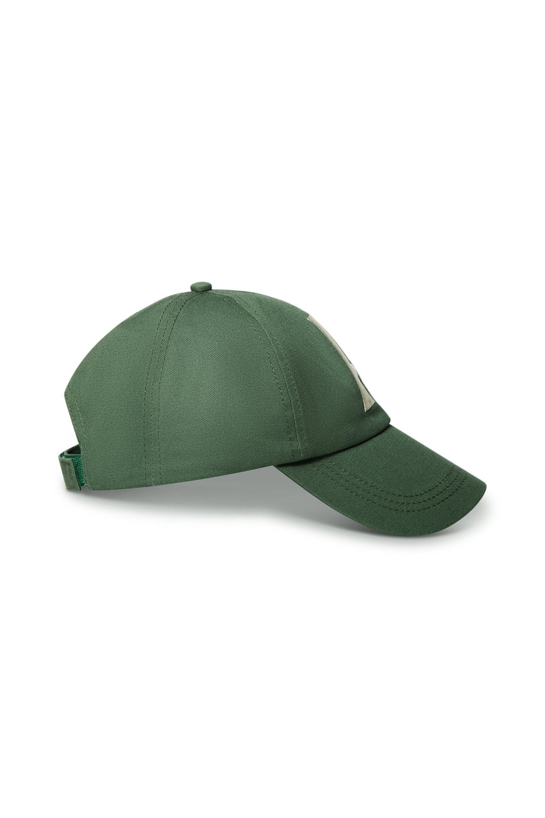 Grønn baseball cap med hvit brodert logo, sidevinkel som viser justerbar stropp bak