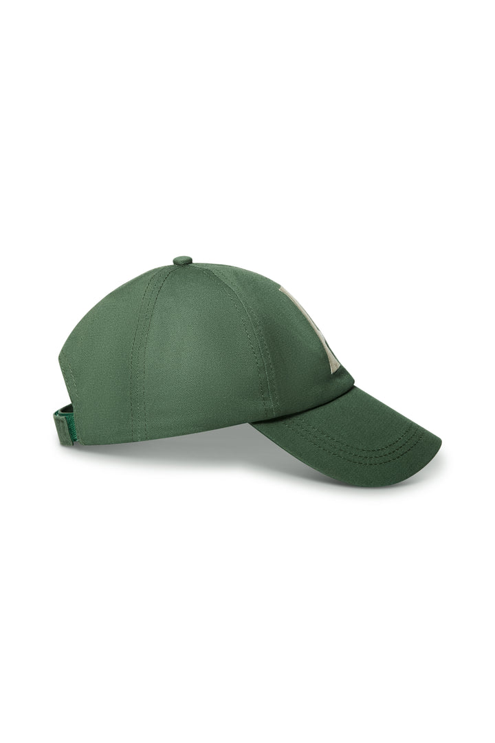 Grønn baseball cap med hvit brodert logo, sidevinkel som viser justerbar stropp bak