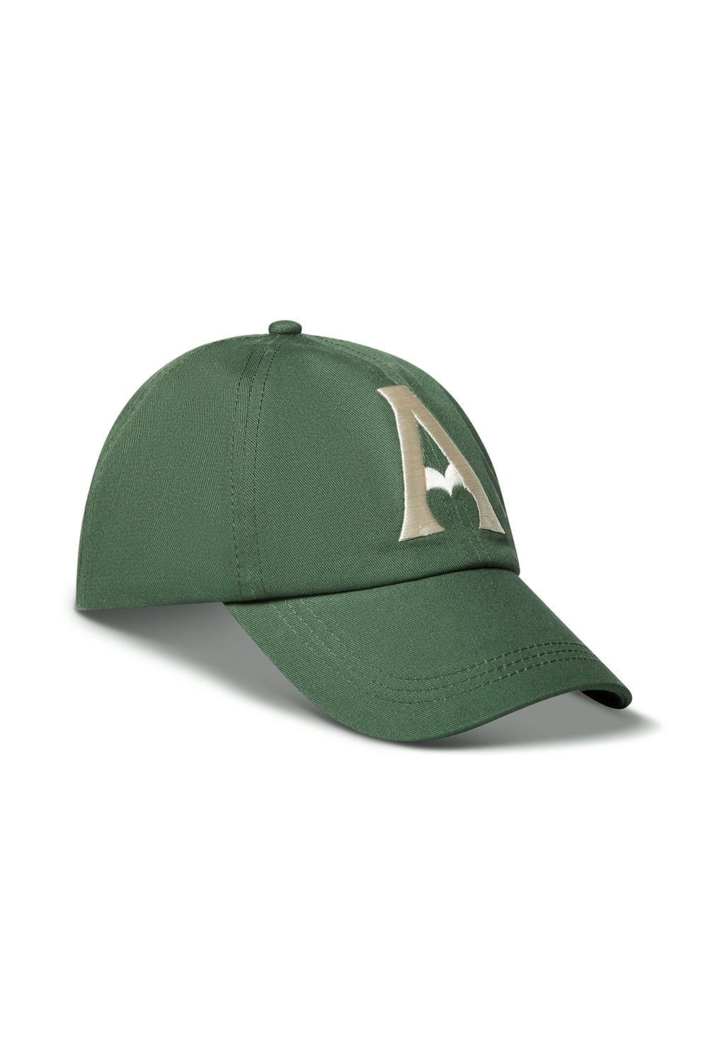 Grønn caps med hvit brodert A-logo med hjerte, skrått perspektiv på hvit bakgrunn