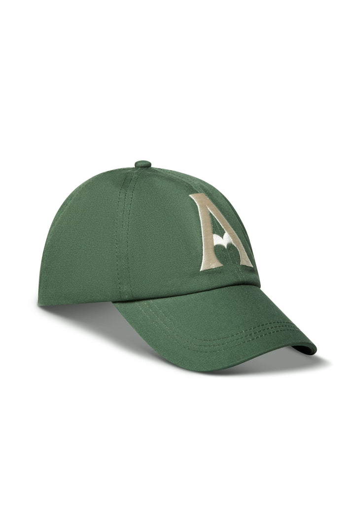 Grønn caps med hvit brodert A-logo med hjerte, skrått perspektiv på hvit bakgrunn