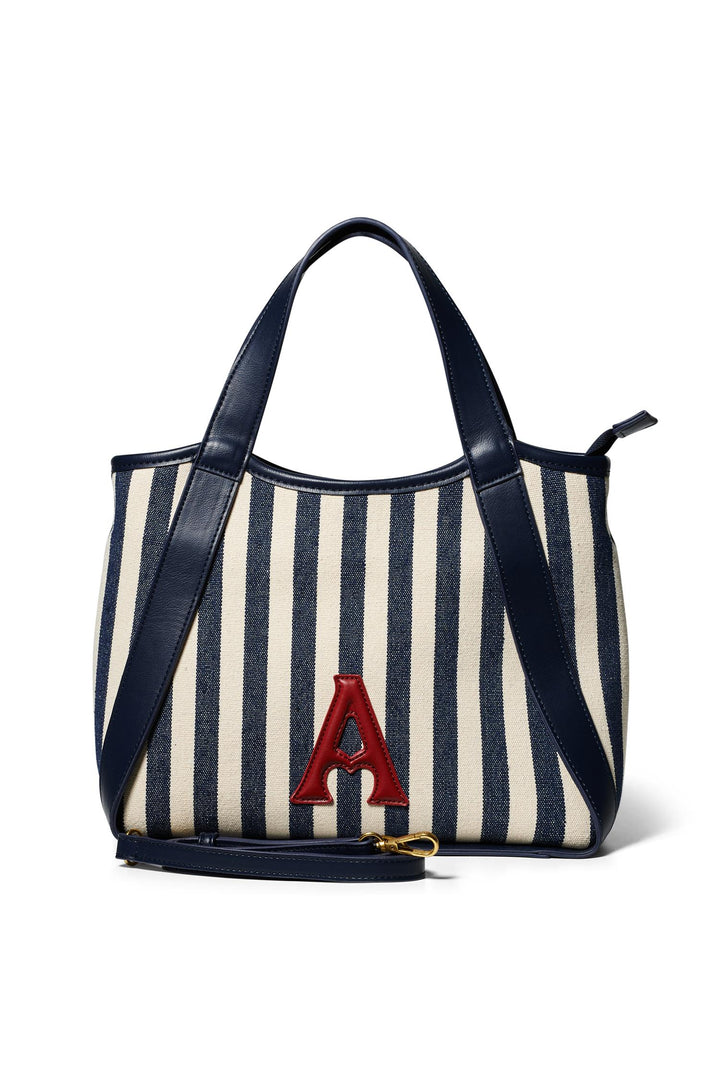 Marineblå og beige stripet veske med rødt A-monogram, frontsett med skulderrem synlig