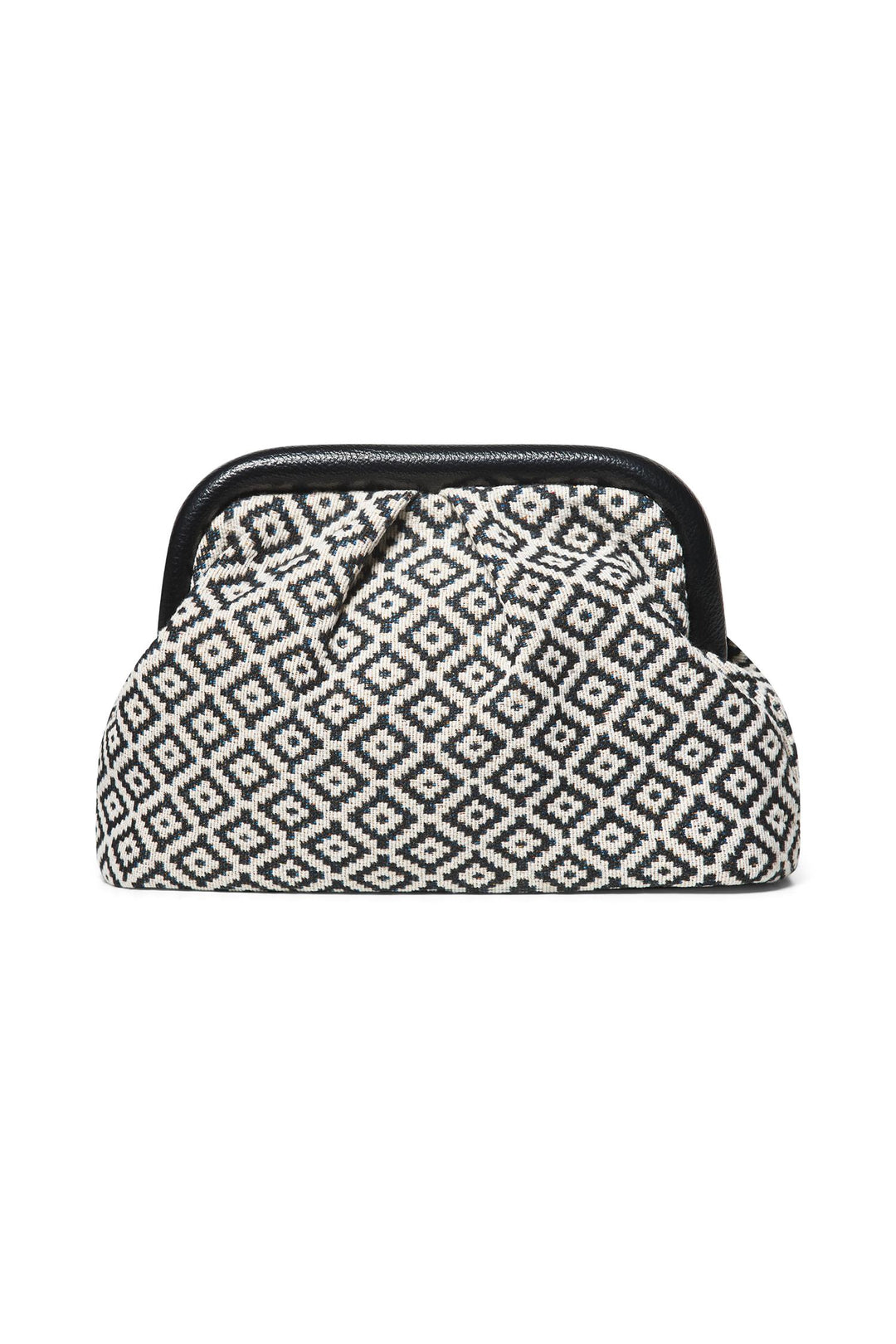 Jacquard clutch med geometrisk svart-hvitt mønster og svart rammelås, frontsett på hvit bakgrunn