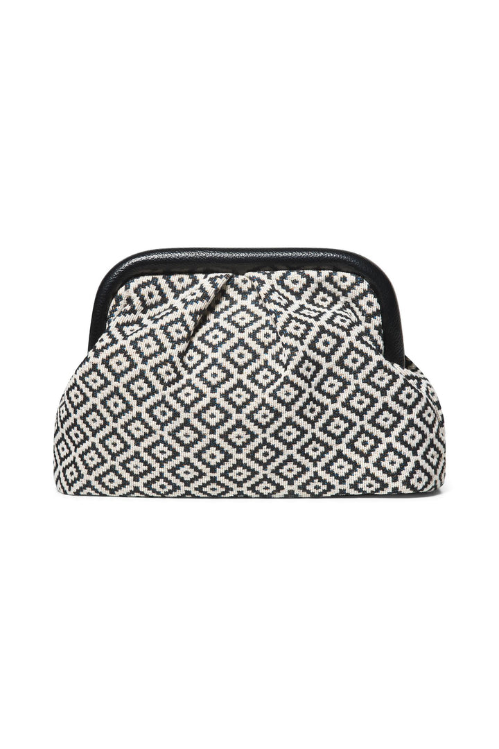 Jacquard clutch med geometrisk svart-hvitt mønster og svart rammelås, frontsett på hvit bakgrunn
