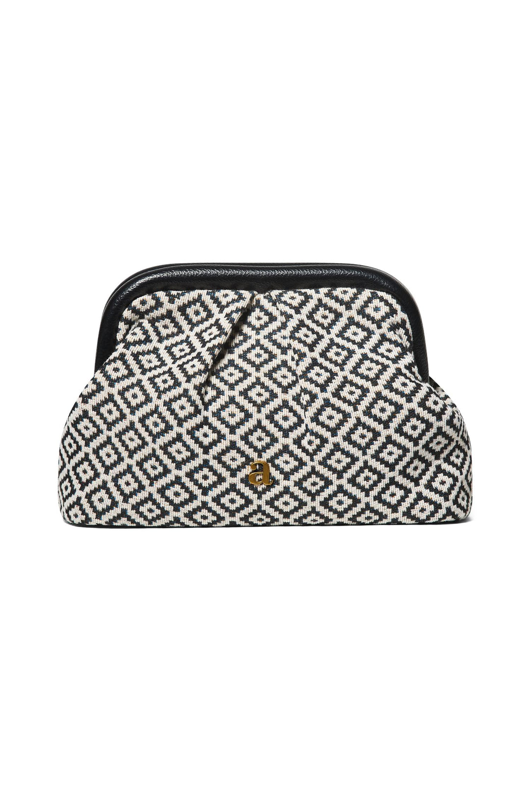 Jacquard clutch med geometrisk svart-hvitt mønster og gulllogo, frontsett på hvit bakgrunn