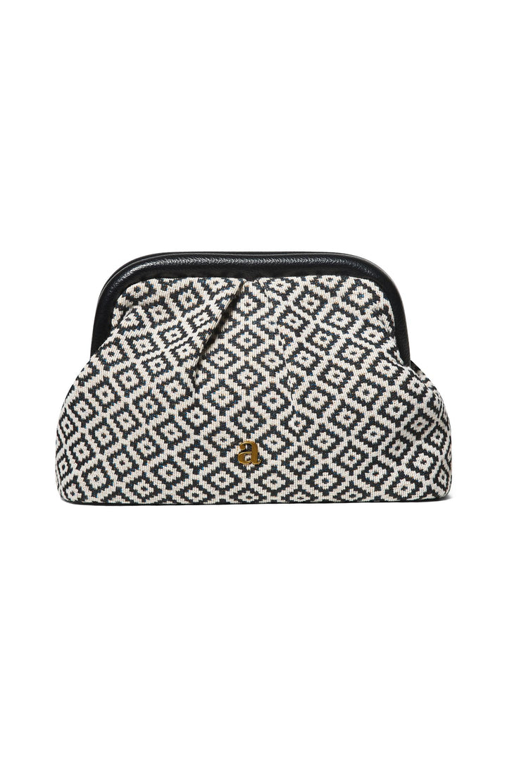 Jacquard clutch med geometrisk svart-hvitt mønster og gulllogo, frontsett på hvit bakgrunn