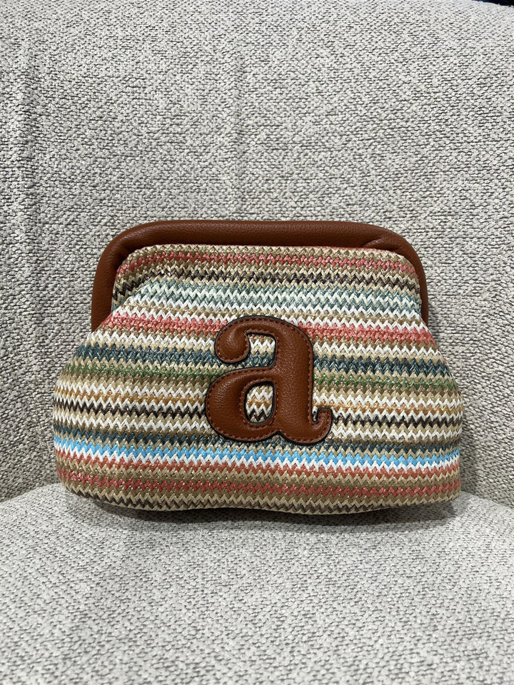 Raffia clutch med flerfargede striper og brun skinn bokstav &