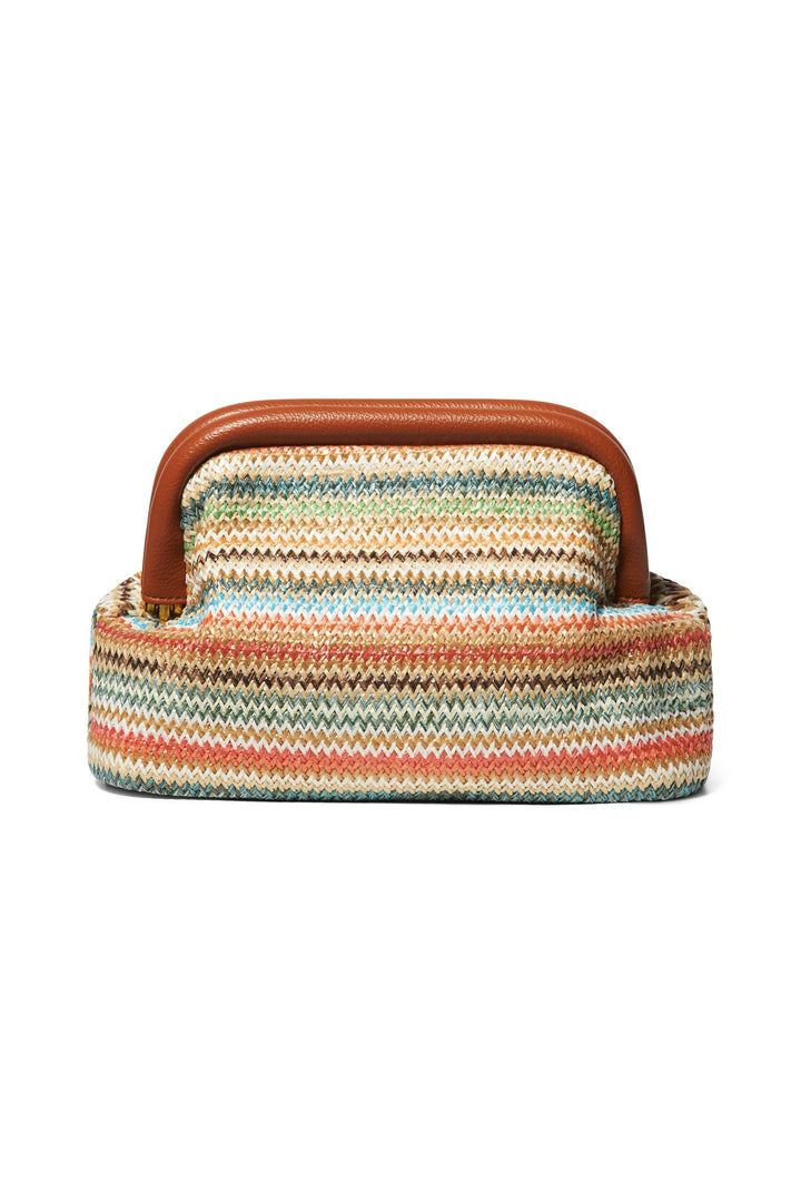 Raffia clutch med flerfargede striper og brunt skinnhåndtak, frontsett på hvit bakgrunn