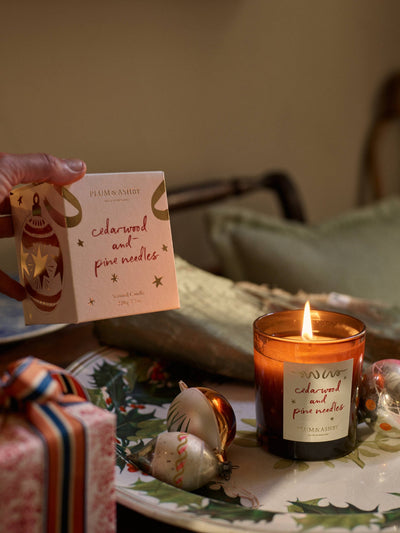 Cedarwood & Pine Needles Candle fra Plum & Ashby - bilde 2