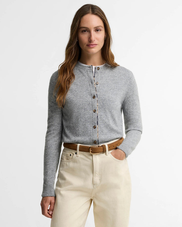 Barbour grå cardigan - på modell forfra