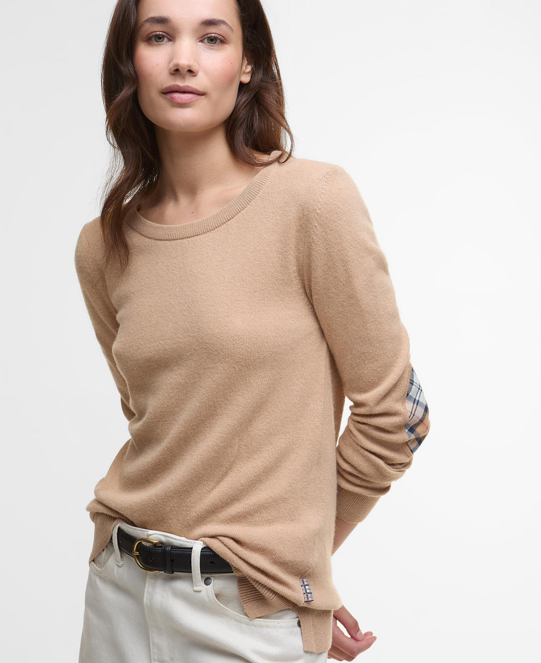 Pale camel strikket genser med rund hals og ribbet kant, frontsett på modell med hvite bukser
