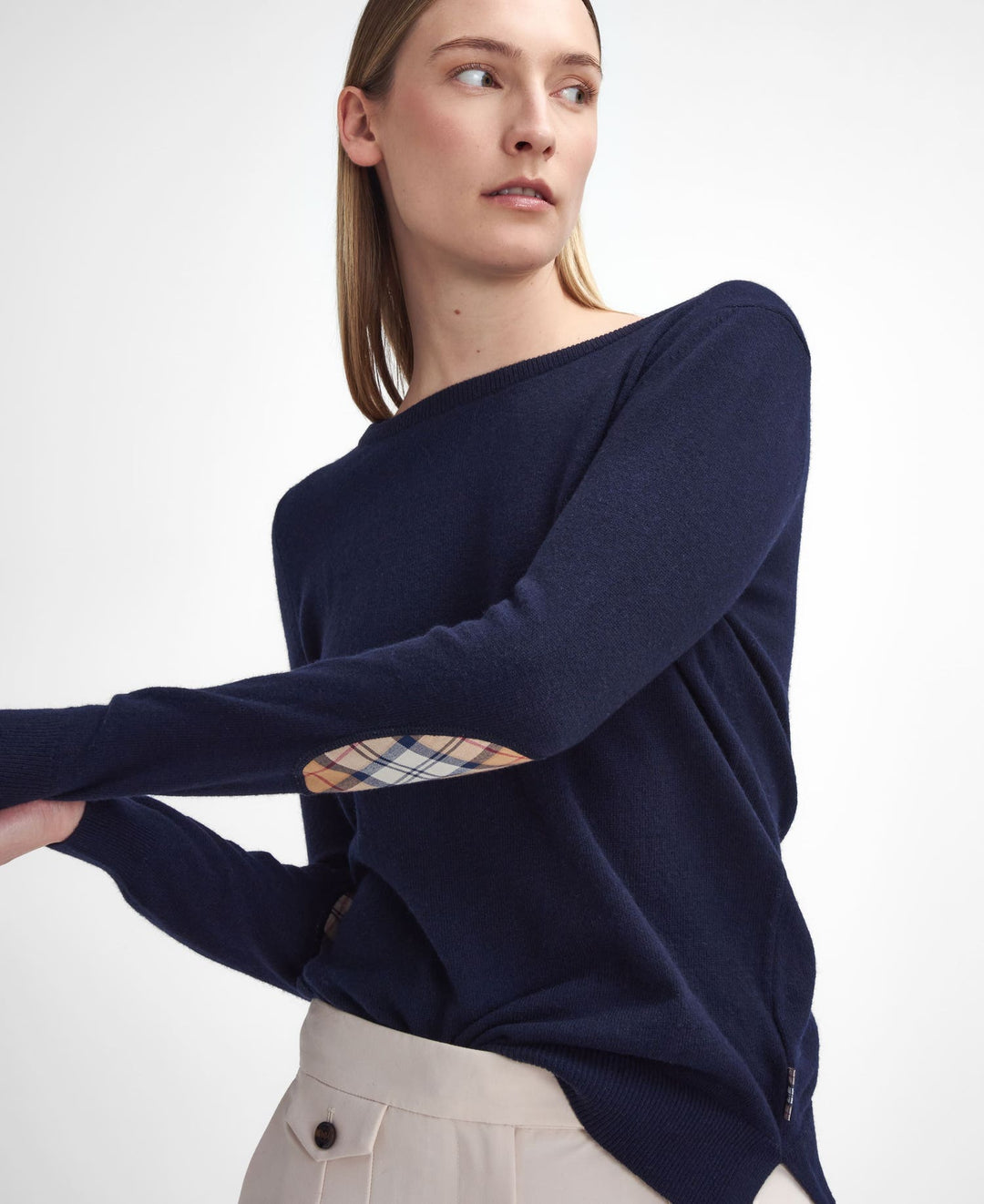Barbour marineblå genser - på modell fra siden