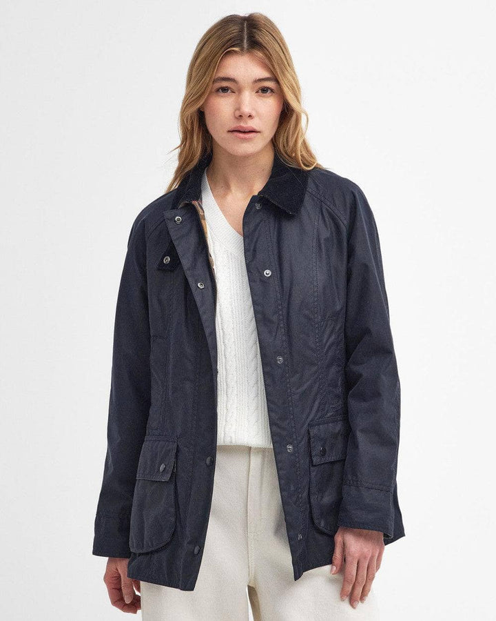 Barbour marineblå jakke - på modell 3
